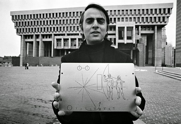 Carl Sagan Carl Sagan mostrando el diseño de la placa del Voyager