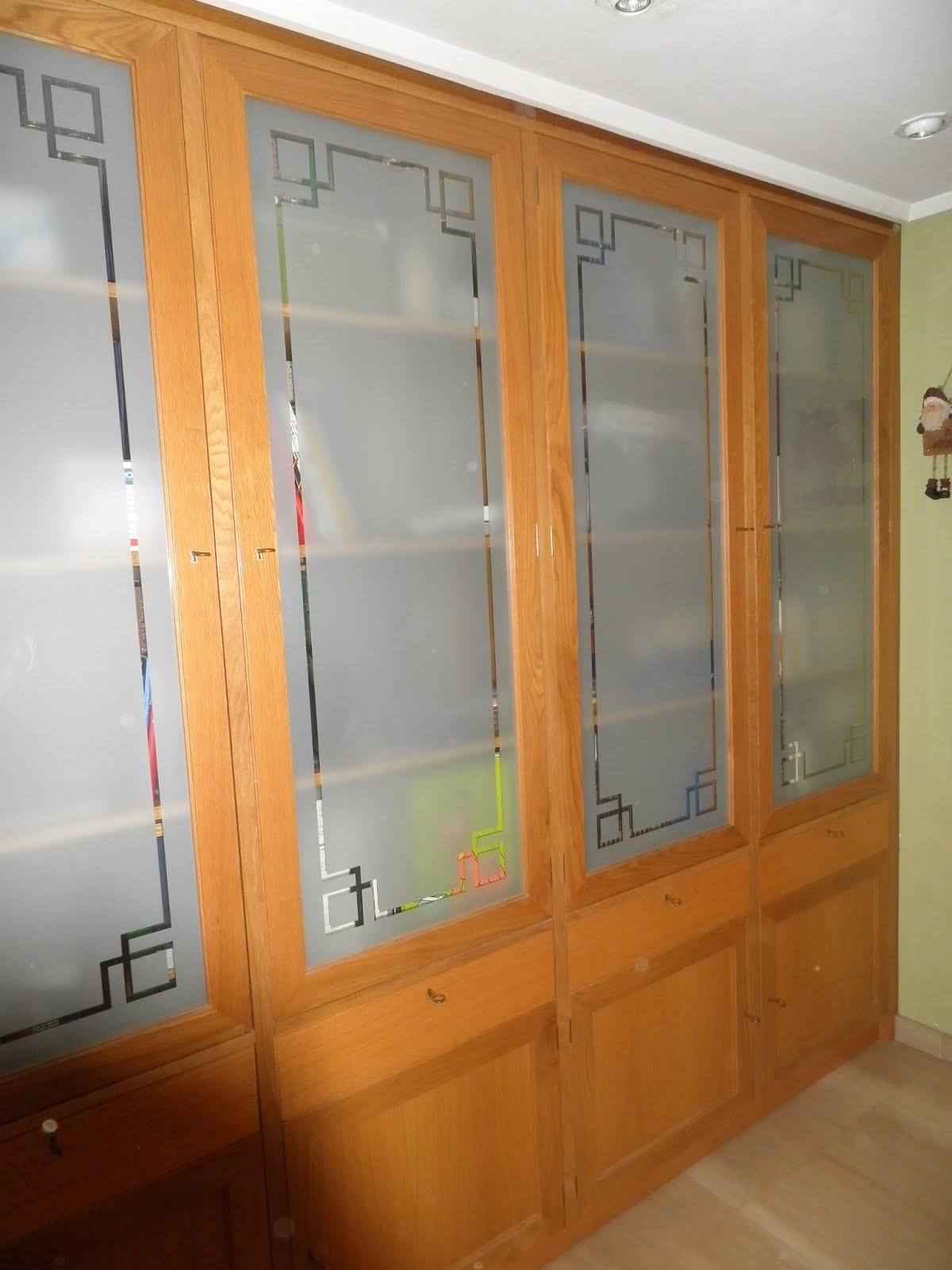 Mueble vitrina con cristal al ácido - Muebles Cansado (Zaragoza