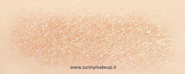 swatch Pupa - Stay Gold!: Collezione natalizia 2015. Stay Gold! Highlighter. Illuminante All Over. 001 Shimmering Gold.