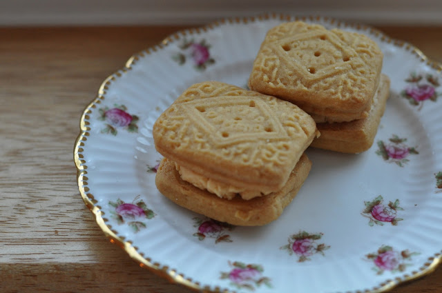 Custard Creams &amp; Bourbons | Sophie Loves Food