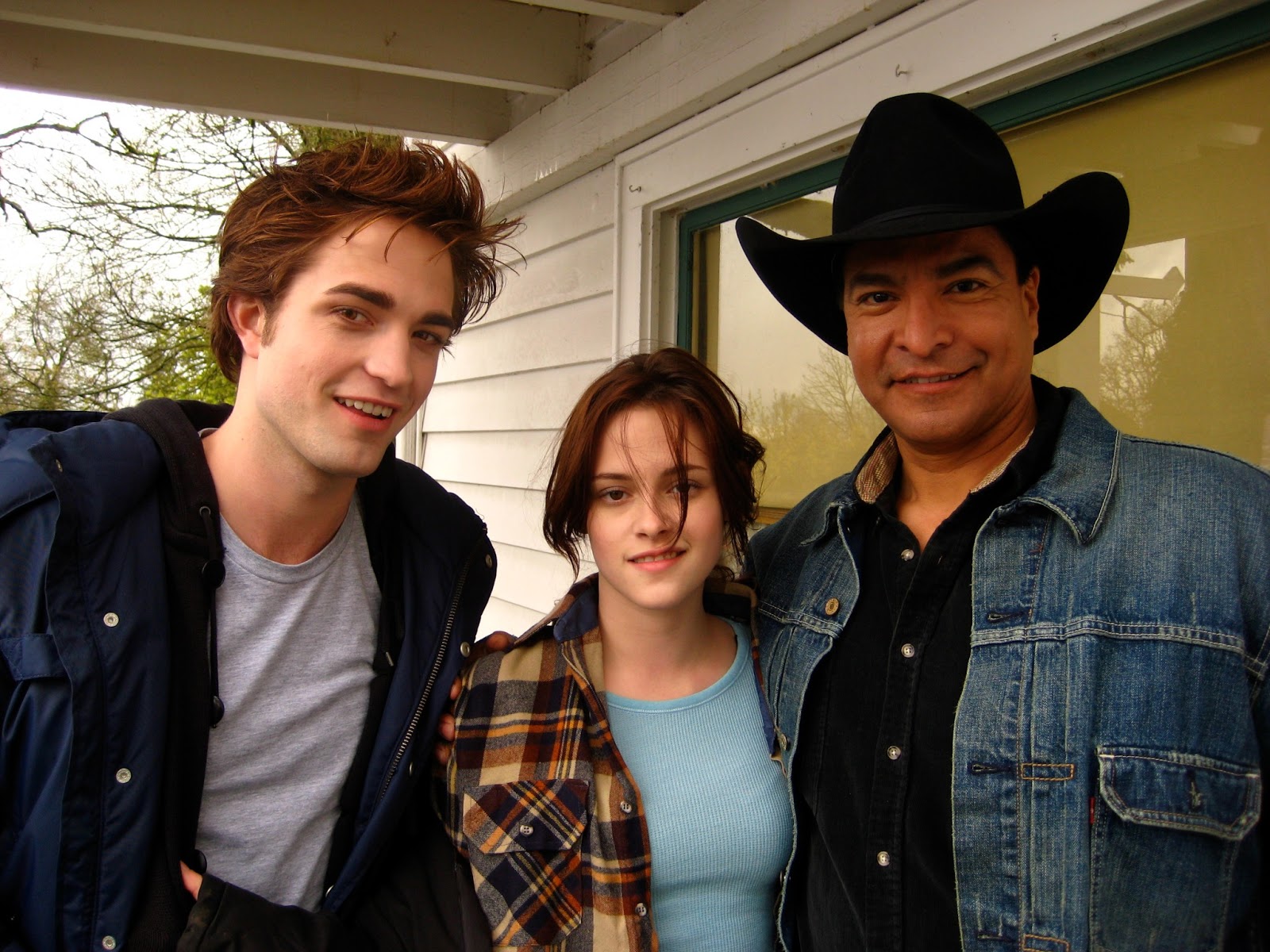 http://4.bp.blogspot.com/-7xYsP-wZVCU/UUo9swm622I/AAAAAAAAUkw/PSwF_45hk7E/s1600/rob-kristin-and-gil-on-twilight-set.jpg