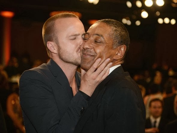 http://4.bp.blogspot.com/-7yRdk-RaAfs/UkhcZmOi5sI/AAAAAAAAMVI/oAg9bhNNQ8o/s1600/BreakingBadAaronPaulKissingGiancarlo.jpg