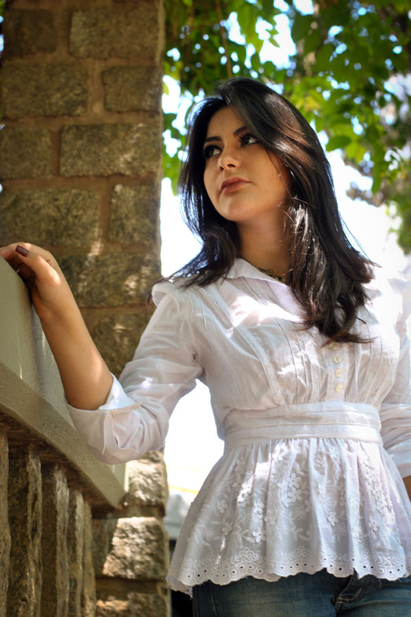 Bárbara Urias - Look: Jeans e camisa branca peplum Bárbara Urias - Look: Jeans e camisa branca peplum