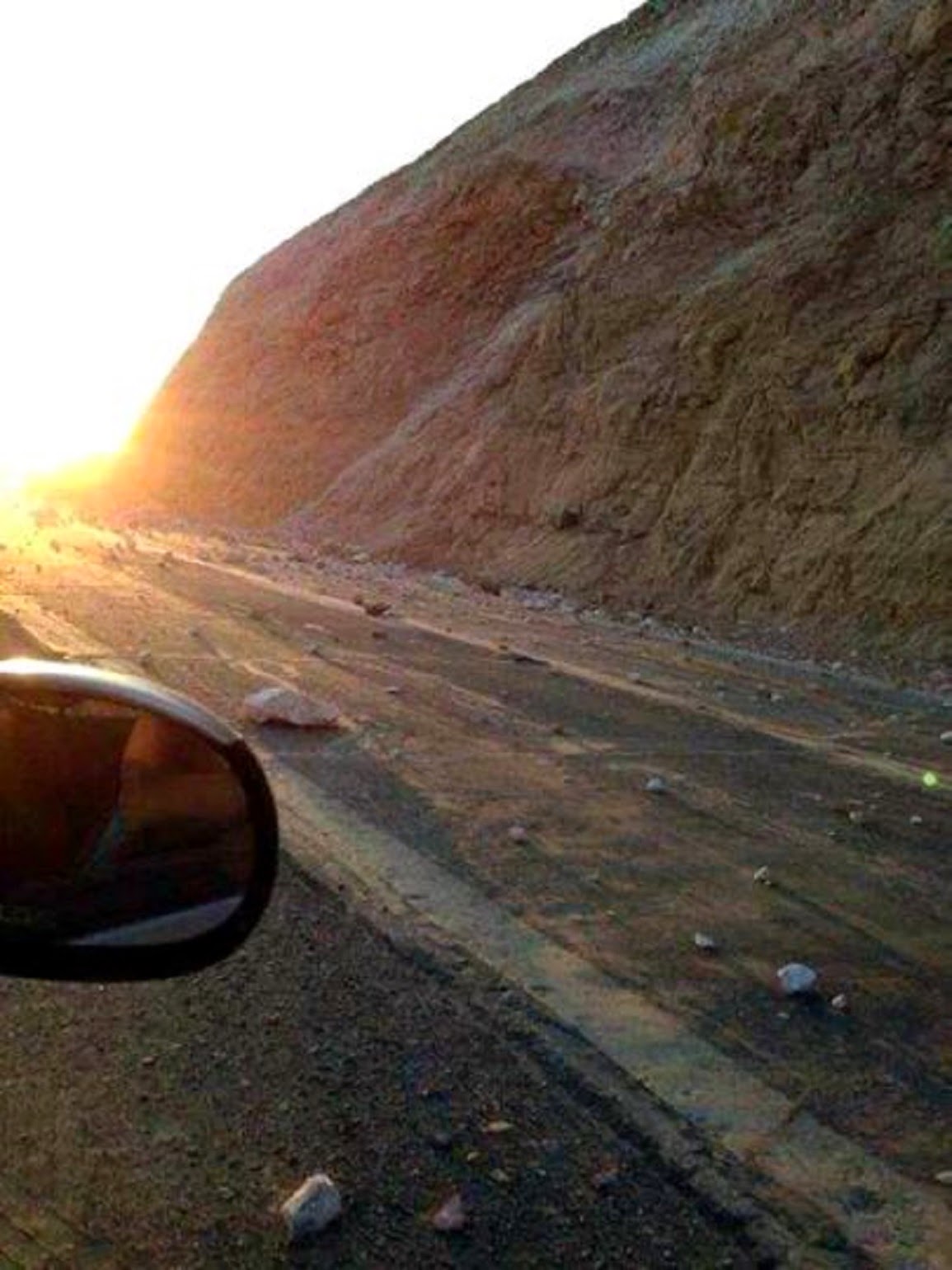 LA CÔTE CHILIENNE A SUBI UN PUISSANT SÉISME DIMANCHE AU NIVEAU DE LA VILLE D'IQUIQUE (NORD DU CHILI). SUR CETTE PHOTO PRISE DIMANCHE, ON PEUT VOIR UN LÉGER ÉBOULEMENT SUR UNE ROUTE DE CETTE LOCALITÉ CÔTIÈRE PROVOQUÉ PAR LA SECOUSSE. PHOTO AFP