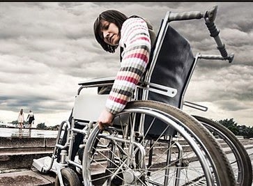 Καθηλωμένη στο αναπηρικό καρότσι, βλέπει τα παιδιά της και ζητά βοήθεια για αυτά... [pic]
