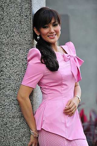 warna hijau dan oren sebagai warna tema untuk baju rayanya anak dan