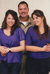 Ramón junto a sus hijas.
