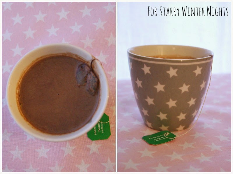 Bloggerparade Adventszauber. Thema Sternenglanz. Weihnachtsbaum zum Aufessen einfach selbst machen: Plätzchenbaum mit friesischem Buttergebäck und rotem Gelee. Dazu After Eight Liquid - heiße Schokolade/Kakao mit feiner Pfefferminznote - einfach & schnell, aber lecker! Präsentiert auf Green Gate (Star Warm Grey) & Krasilnikoff. Make eatable Christmas tree by yourself: Cookie Tree with Frisian butter biscuits and red jelly. For this purpose, After Eight Liquid - hot chocolate / cocoa with peppermint fine grade - quick & easy, but delicious! Presented on Green Gate (Star Warm Grey) & Krasilnikoff.