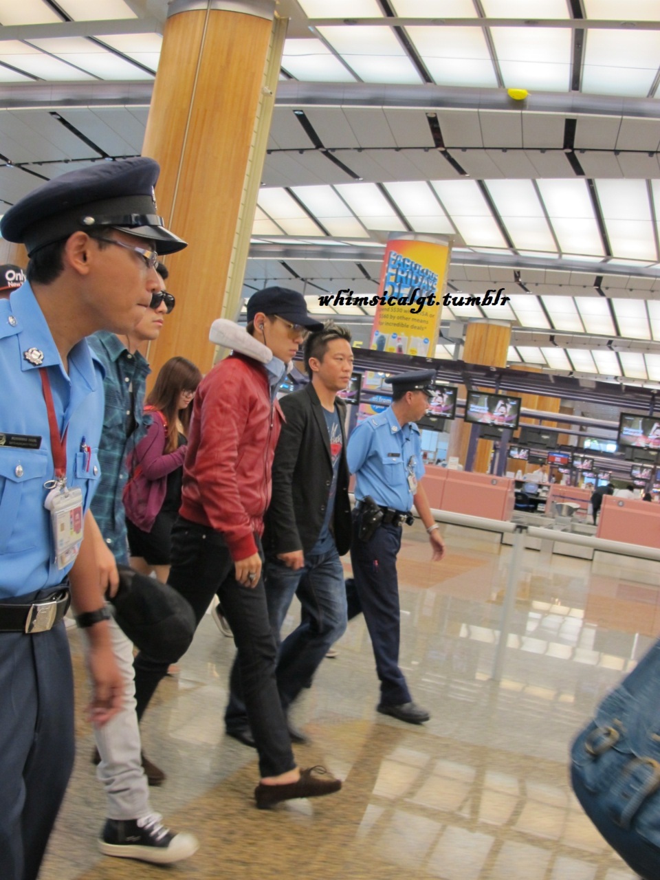 pics - [Vid/Pics] GD&TOP y Seungri dejando Singapur a Malaysia SEUNGRI+GD+TOP+MALAYSIA+bigbangupdates.com+4