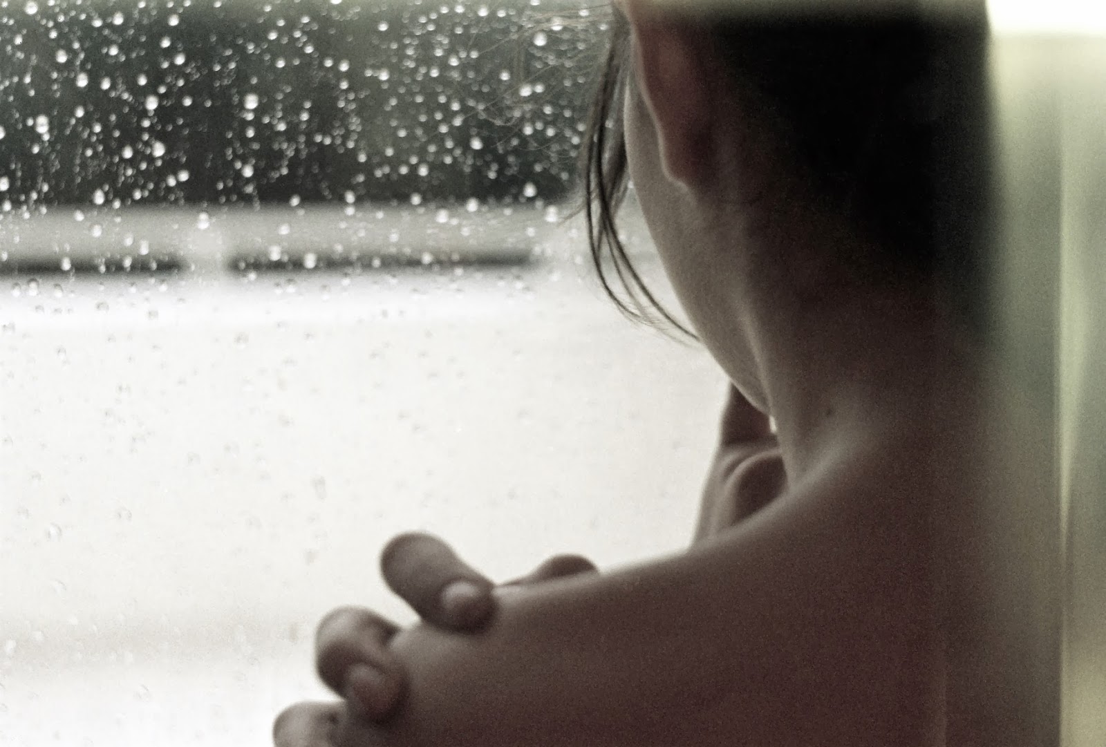 Мастурбирующая в душе голубоглазая девка жадно отсасывает у окна