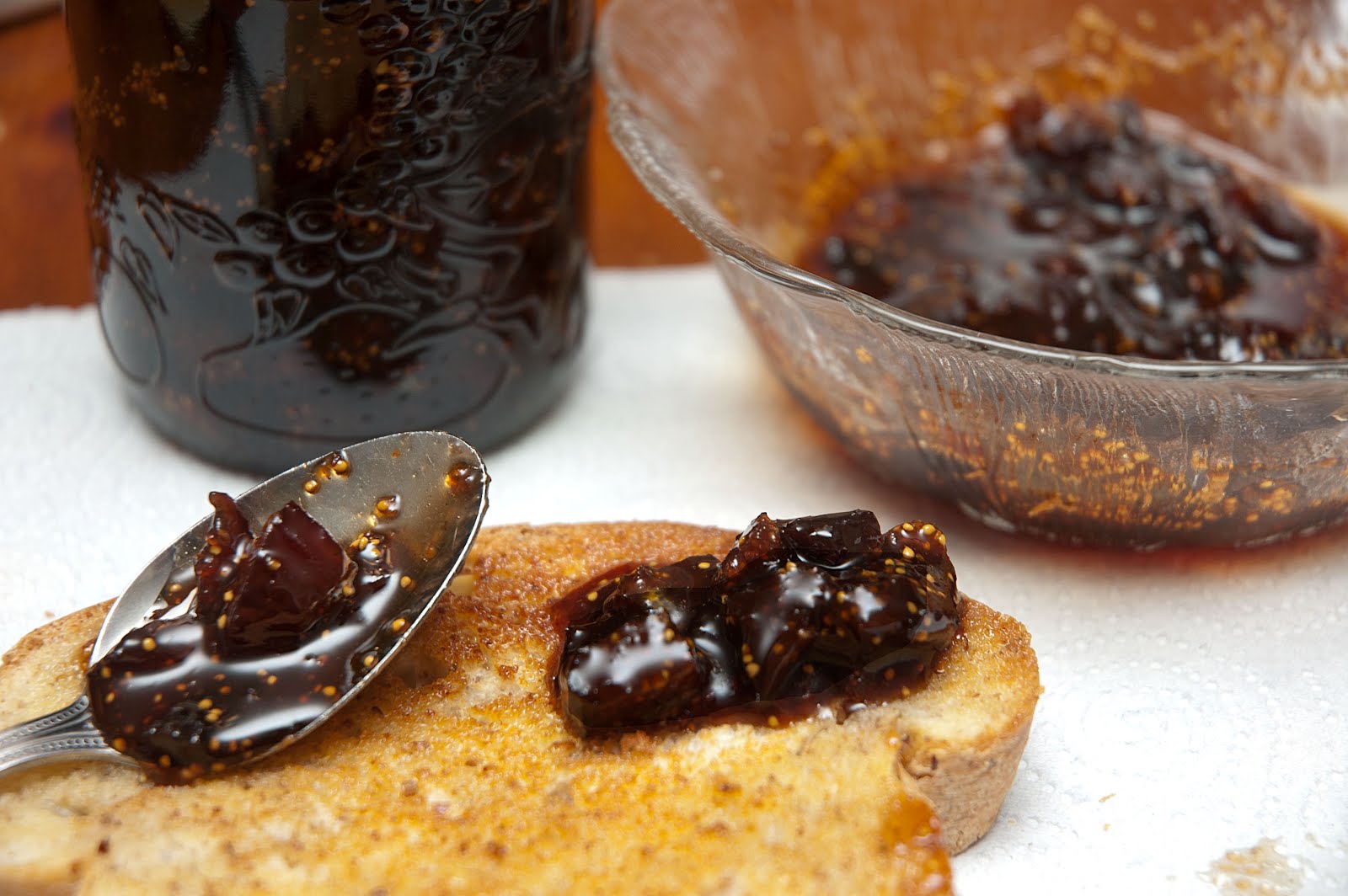 Confiture de figues séchées, parfumée au rhum et à la cardamome