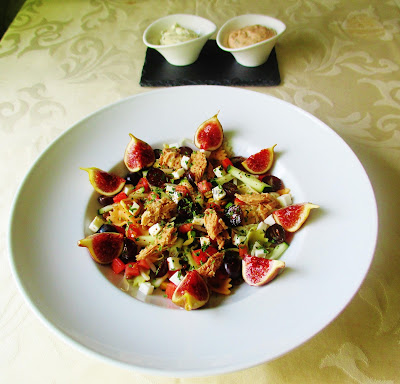 Farfalle Tricolore com Uvas, Figos, Atum e Lentilhas com Molho Aioli