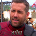 Deadpool, 2016. Vídeo viral: Anti-herói (Ryan Reynolds) mata apresentador (Mario Lopez) durante entrevista.