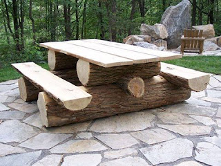 comedor construido con troncos de madera