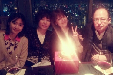 FAMILIA DE SNSD . Snsd+sooyoung+birthday+with+family+(2)