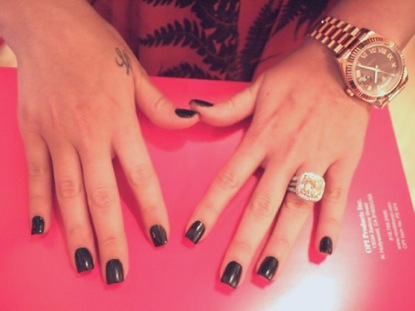Kourtney Kardashian Ring On Middle Finger Kourtney Kardashian Ring On Middle Finger
