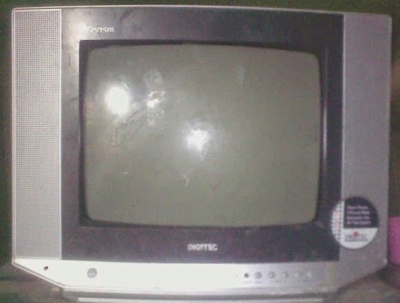 TV DIGITEC POLYTRON LAYAR PUTIH BELANG LALU STANDBAY