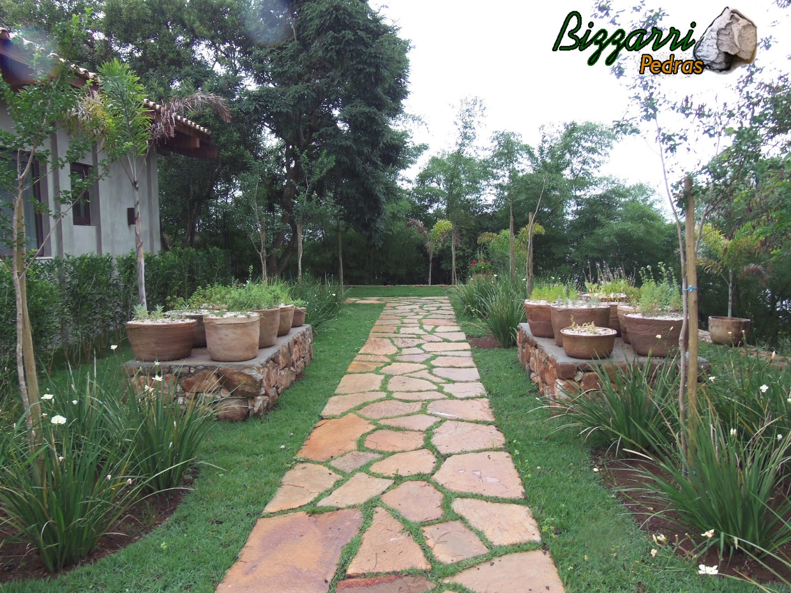 horta e jardim juntos:Caminho de pedra e horta de temperos terminados e finalizando o horta e jardim juntos:Caminho de pedra e horta de temperos terminados e finalizando o