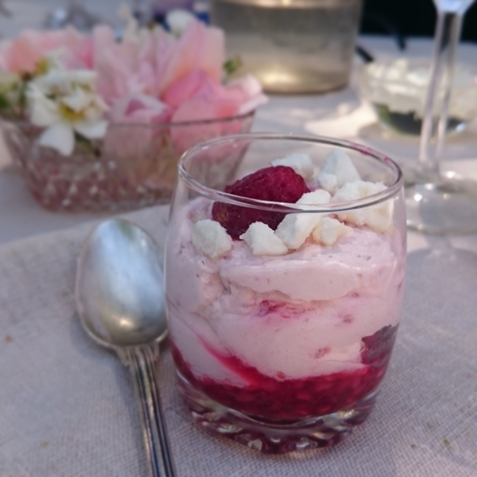 Gourmandises et Merveilles Verrines de mousse de framboises aux meringues