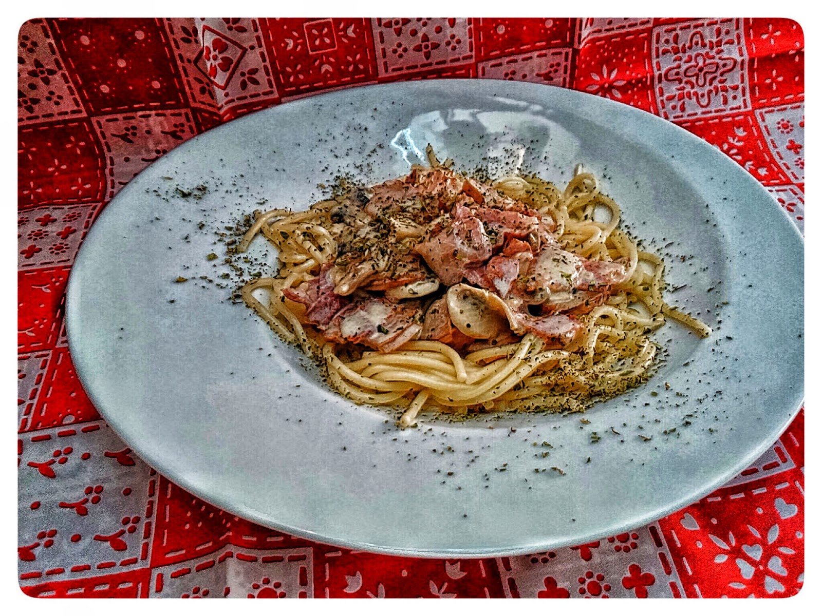 Spaguetti Con Bacón, Champiñón Y Nata
