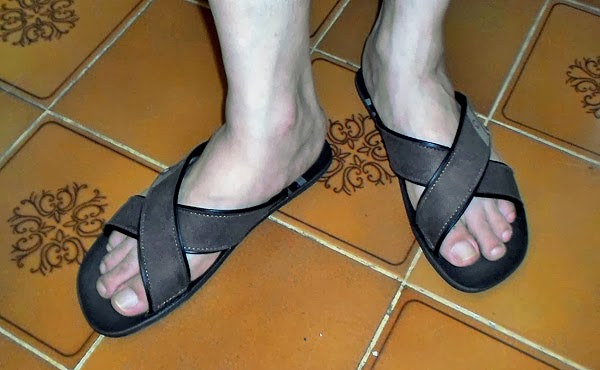 Pés masculinos usando chinelo - Male feet in sandals