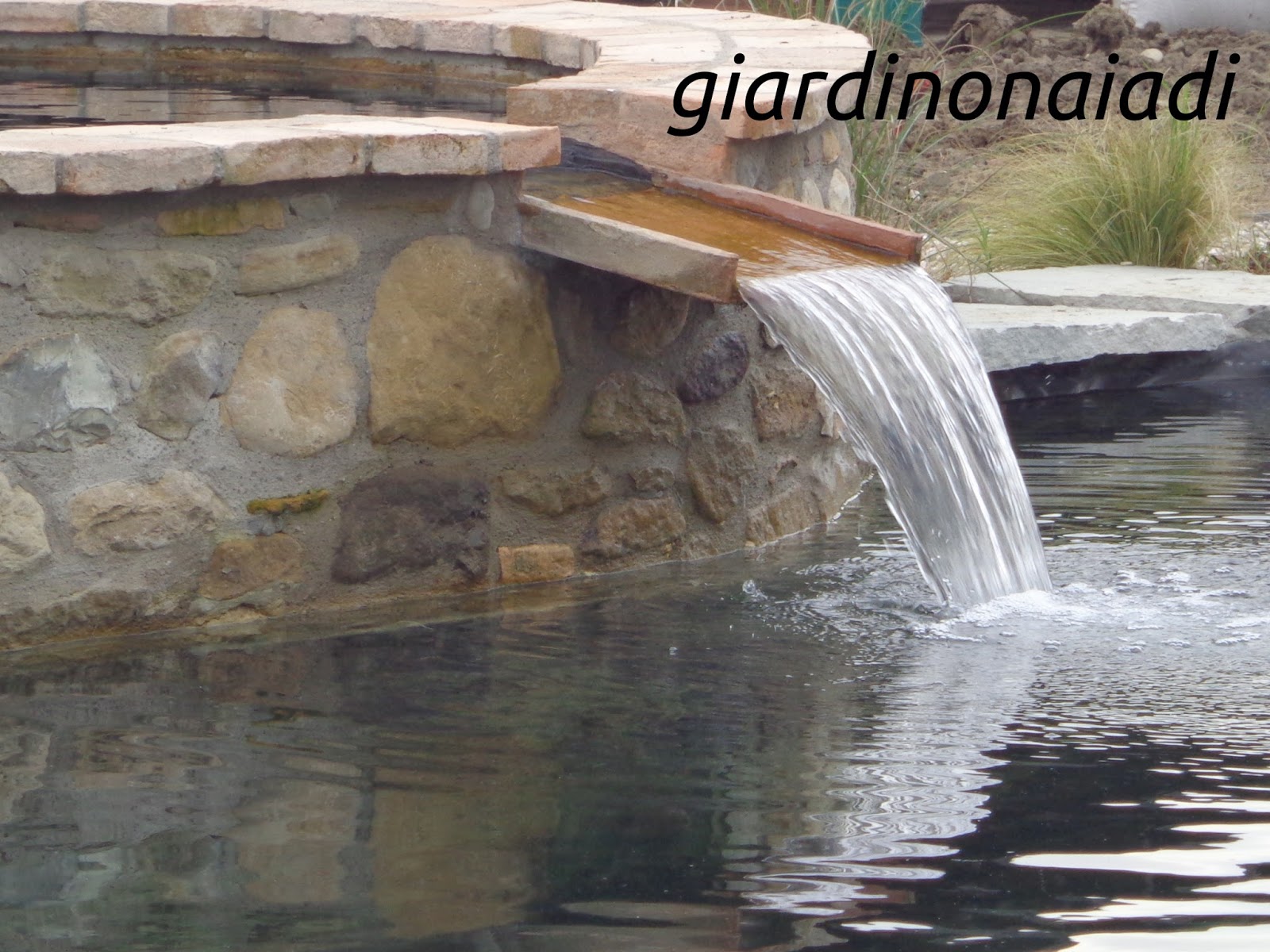 Cascata moderna da giardino: cascate rocce artificiali bordo ... Giardino disegno Laghetto