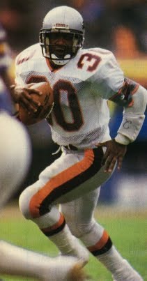 1985: Bulls Score Two TDs in