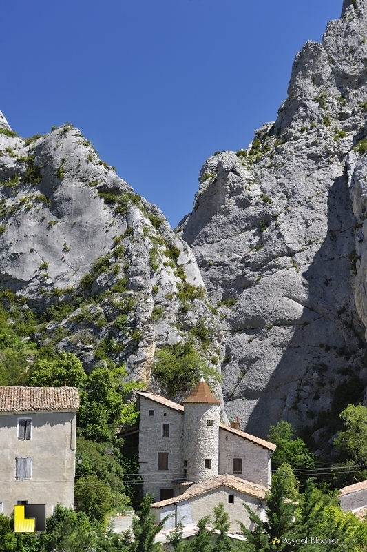 le village de Sigottier adossé à la clue photo pascal blachier