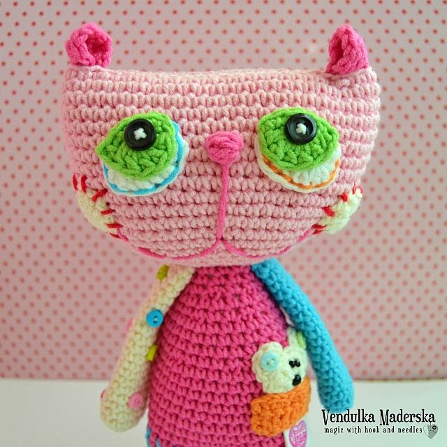 Crochet cat Magic with hook and needles