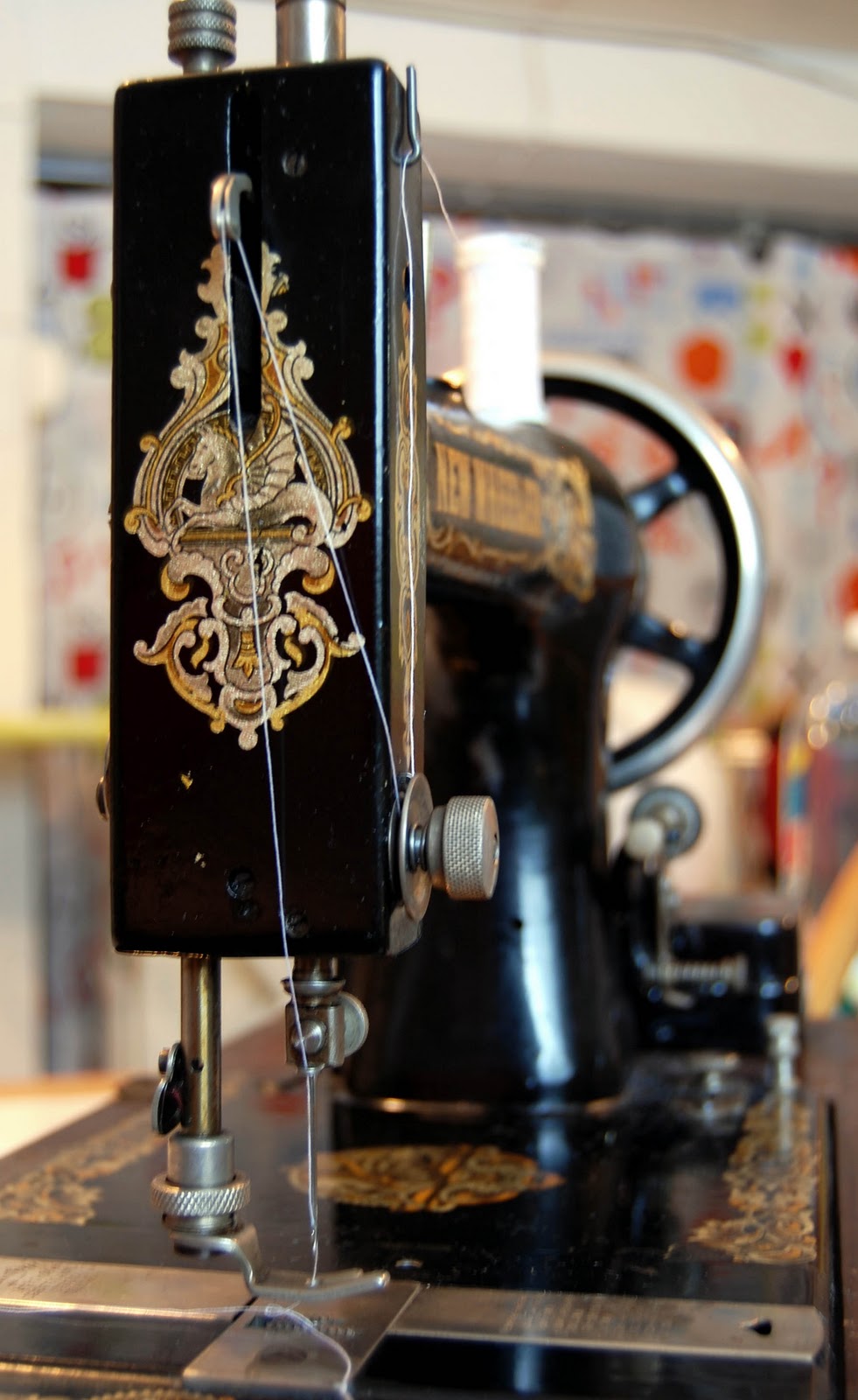 Miss Sewsitall The "New Wheeler" Vibrating Shuttle