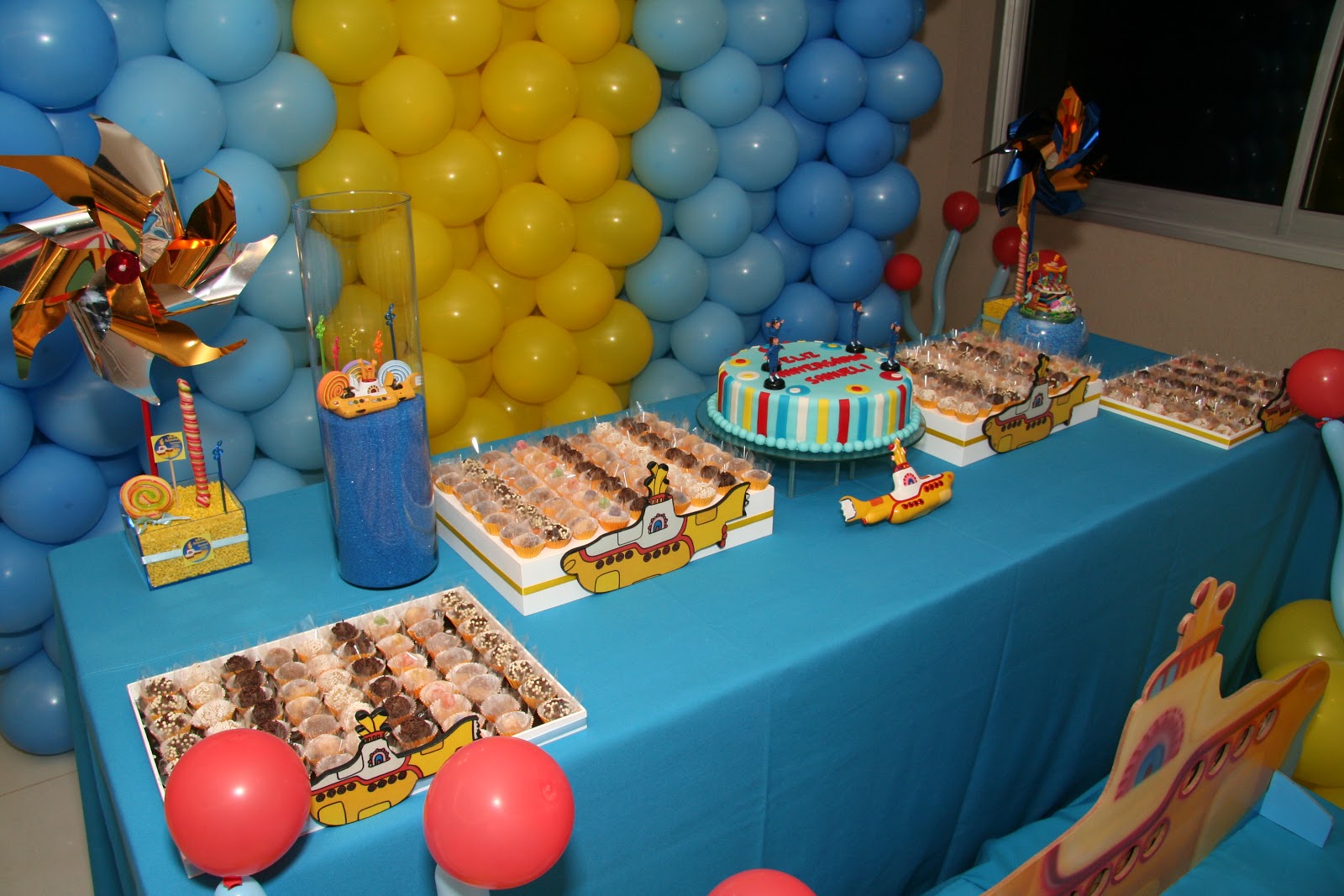 decoracao festa infantil yellow submarine:Papai com blusa dos Beatles e Mamãe com colar do Yellow Submarine decoracao festa infantil yellow submarine:Papai com blusa dos Beatles e Mamãe com colar do Yellow Submarine