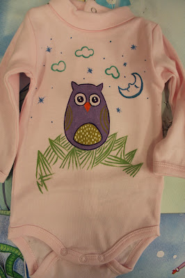 A través del material plástico: Ilustraciones sobre Ropa pintada a mano