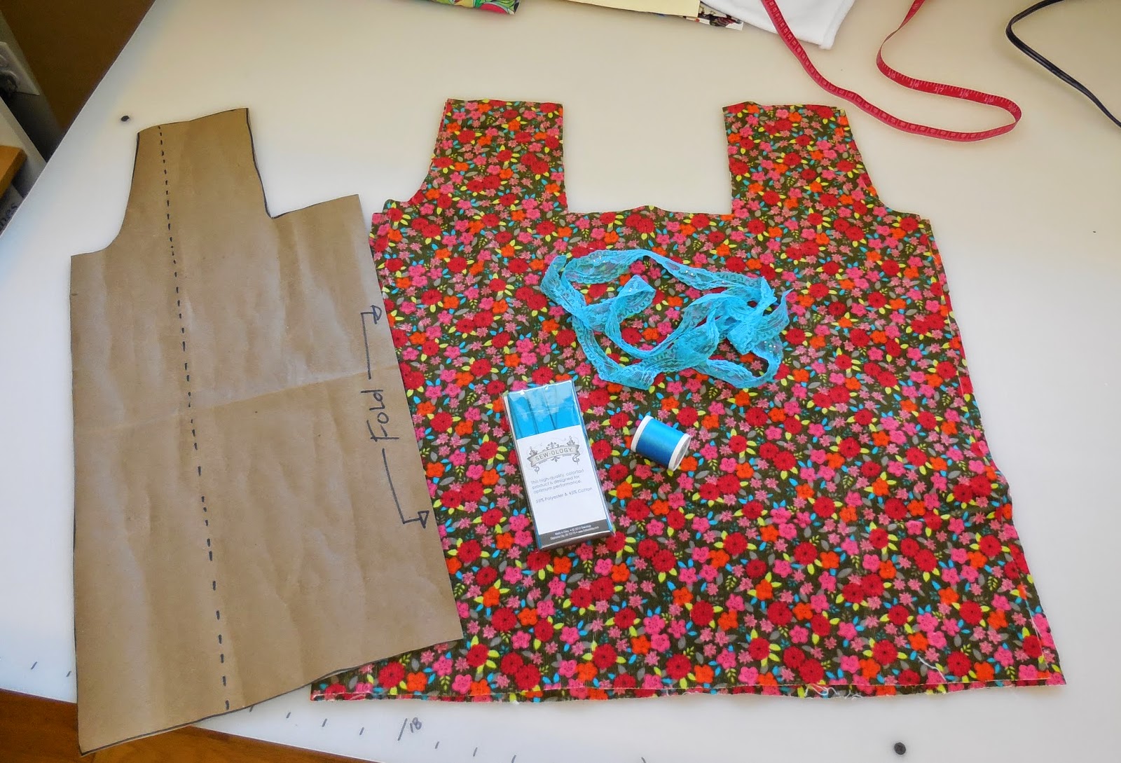 Sarah Sew Lucky: Here, carry this! A reusable shopping bag sewing tutorial.