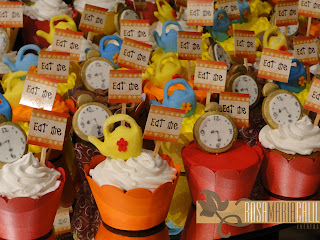 Cupcakes decorados by Barbara Singelo cupcakes decorados com relógio e bule