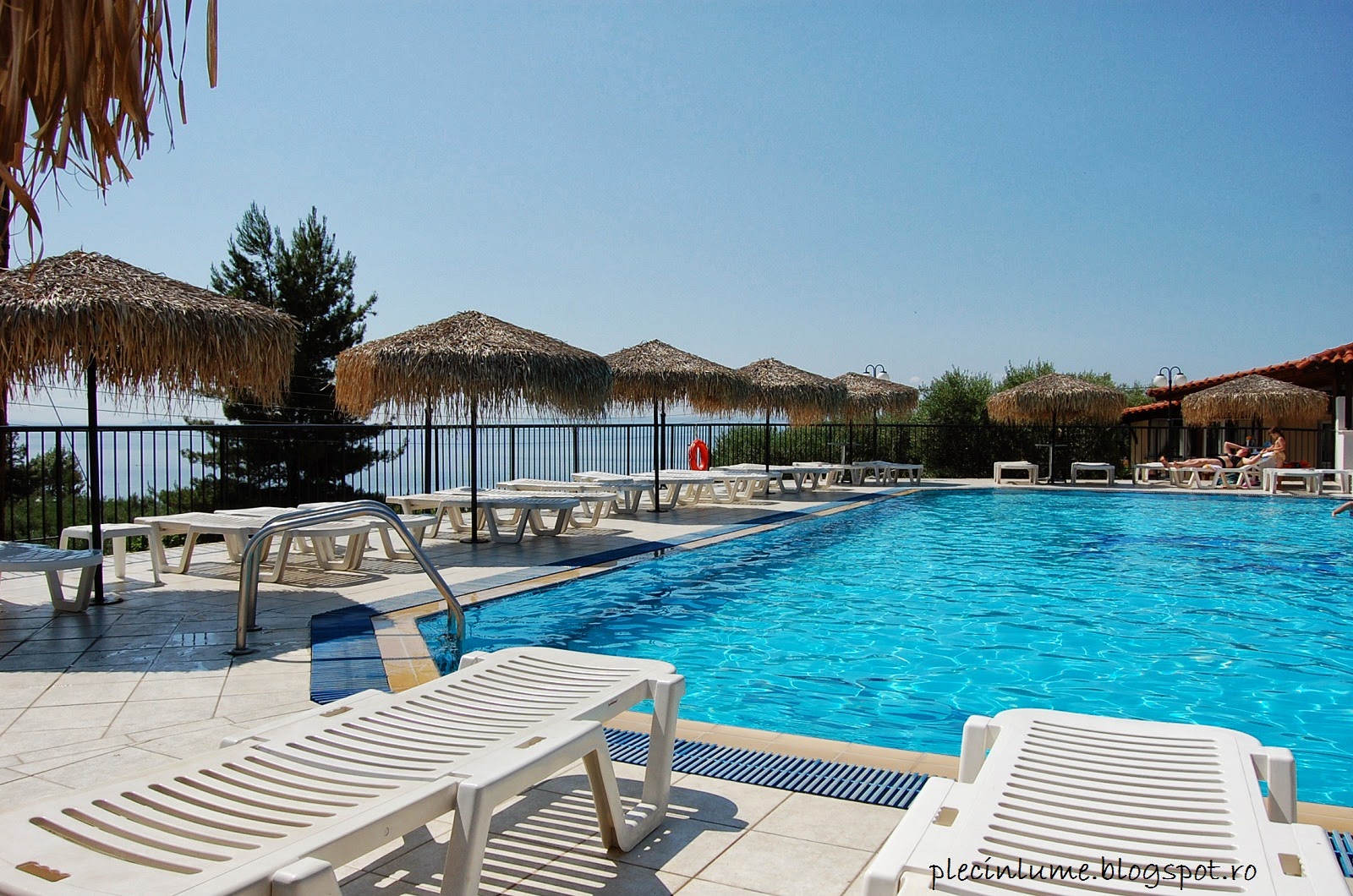 Piscina hotelului din Halkidiki Piscina hotelului din Halkidiki