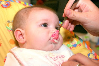Tips Memberikan Makanan Pada Bayi Tips Memberikan Makanan Pada Bayi