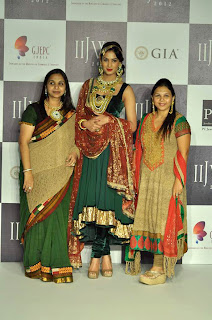 Sonal Chauhan Sizzling walks for Deepti & Amisha at IIJW 2012