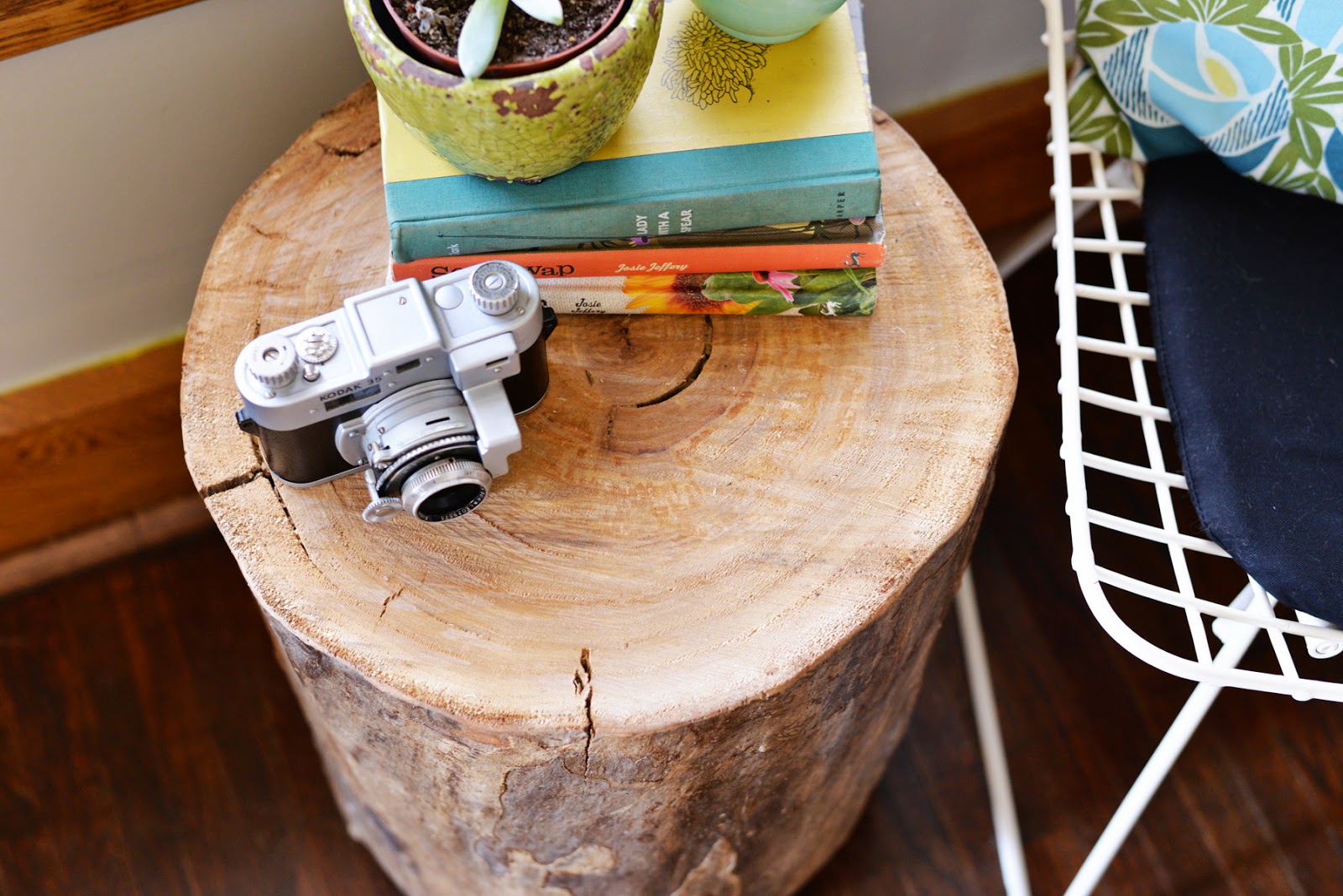 DIY Tree Stump Side Table Do it yourself ideas and projects