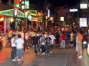 Χόρευε ημίγυμνος την ώρα της Θ. Λειτουργίας, στην εκκλησία των Μαλίων! Χόρευε ημίγυμνος την ώρα της Θ. Λειτουργίας, στην εκκλησία των Μαλίων