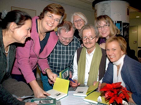 Etliche ehemalige Kolleginnen und Kollegen waren zur Buchvor­stellung von Wolfgang Busch (sitzend rechts) ins VHS-Seminarzentrum gekommen. (Foto: Barbara Zabka)