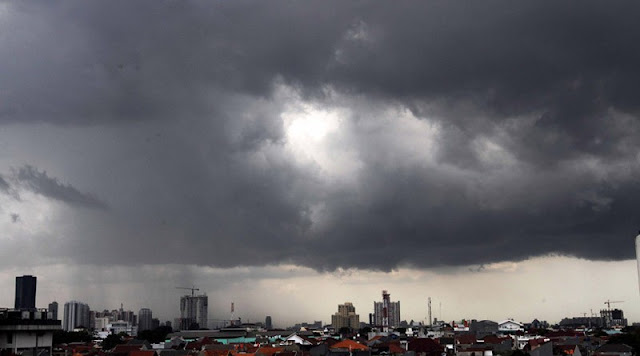 Surabaya Waspadai hujan Lebat Dan Petir 
