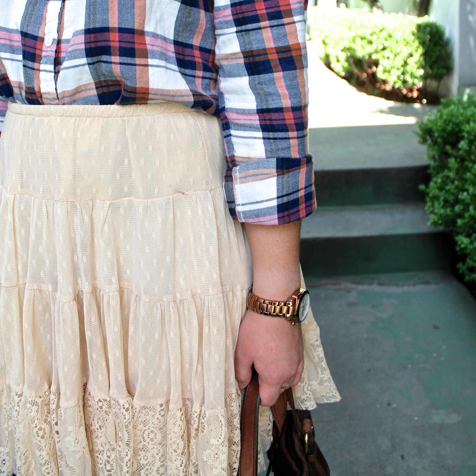vintage-inspired-lace-skirt-and-plaid-shirt-outfit-ideas