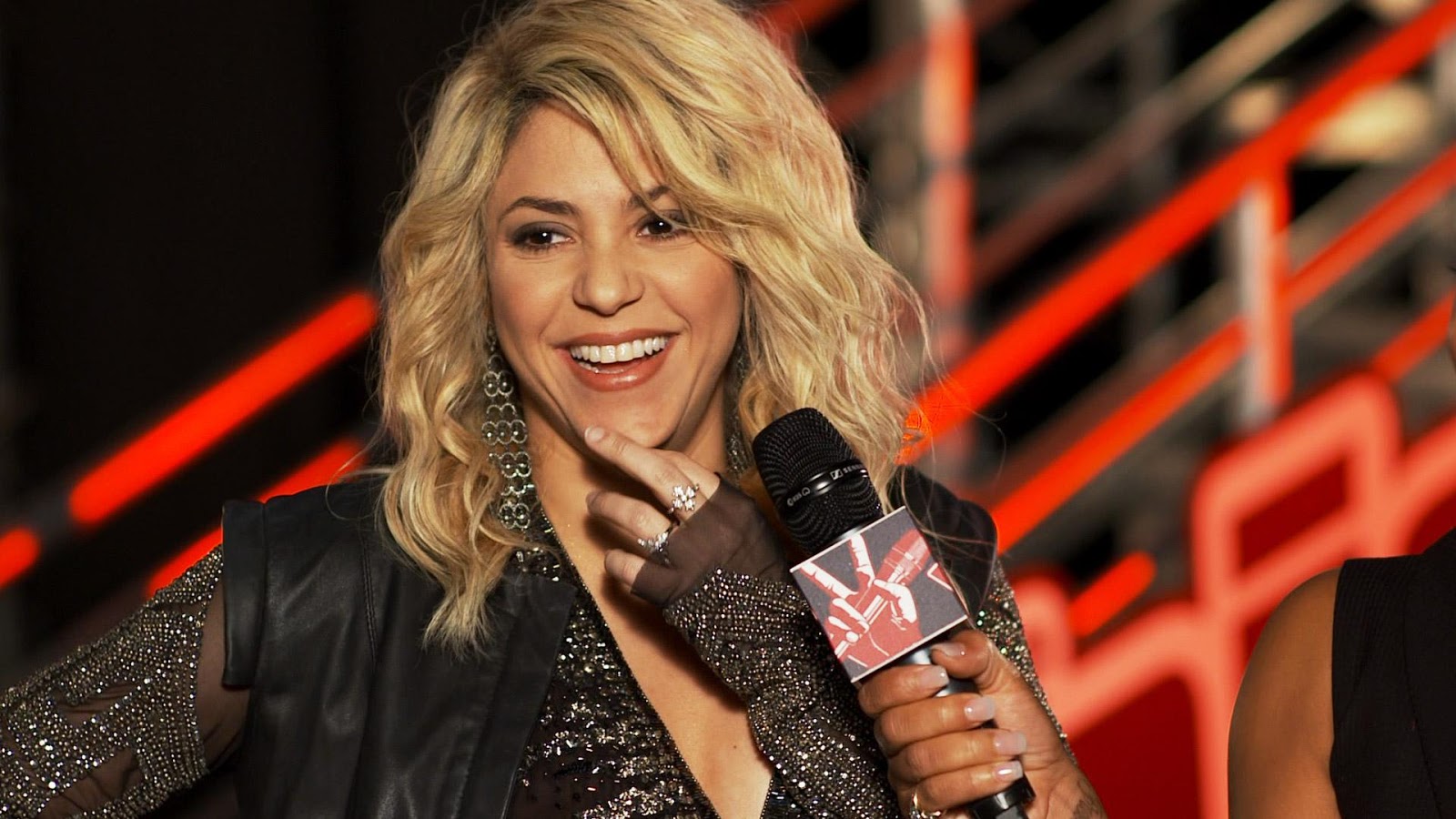 Chatter Busy: Shakira Leaves "The Voice Season 5"
