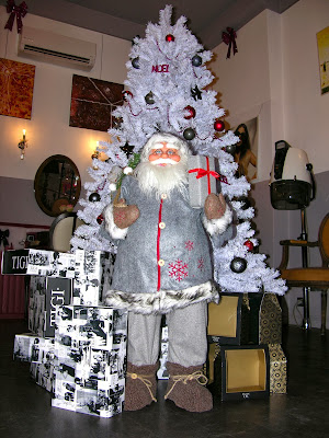 Le père Noël du Studio 54, salon de coiffure mixte à Montpellier, avec tous ses coffrets cadeaux prêts à distribuer. Le père Noël du Studio 54, salon de coiffure mixte à Montpellier, avec tous ses coffrets cadeaux prêts à distribuer.