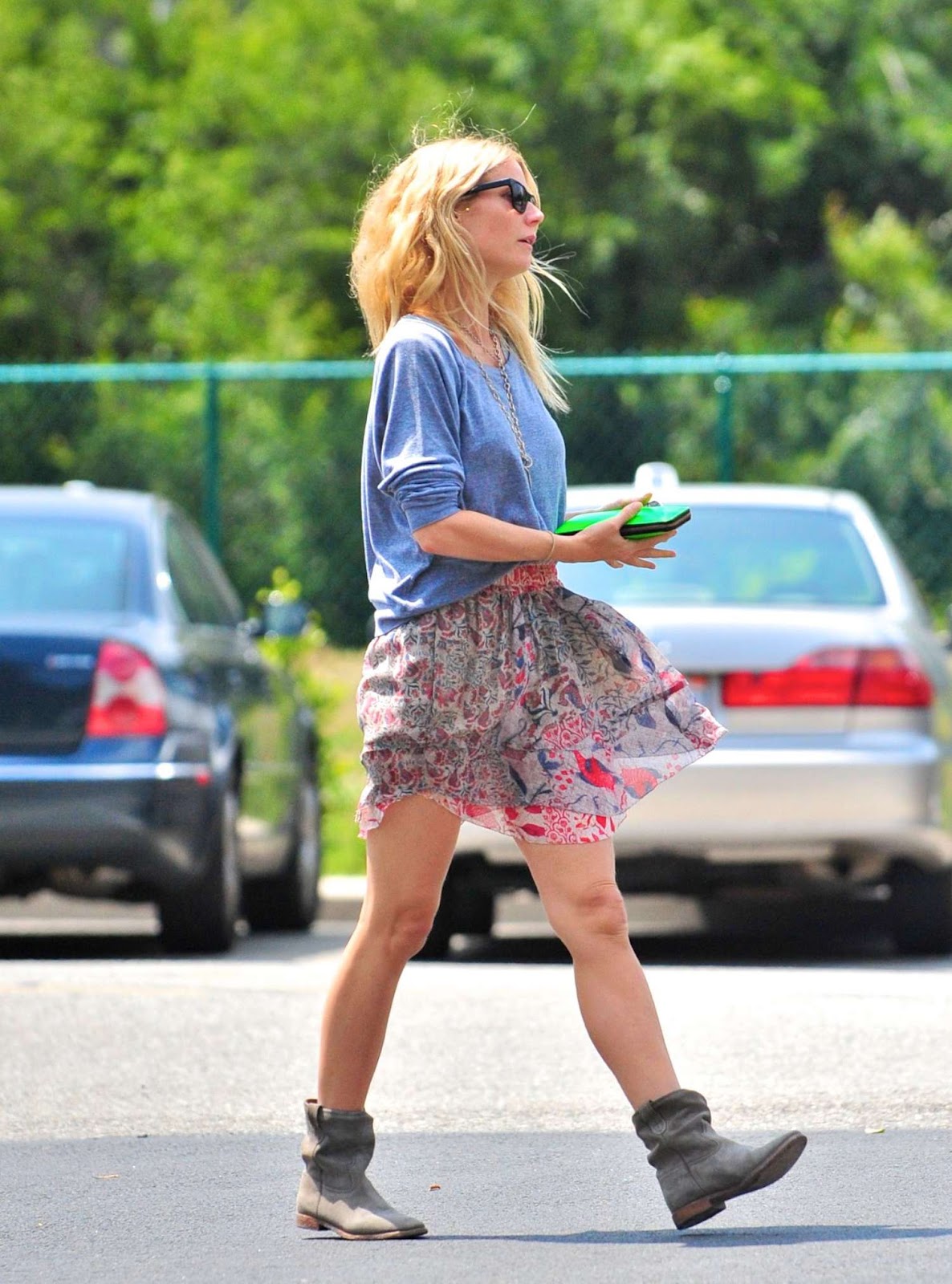 http://4.bp.blogspot.com/-8QDLEa0pkeg/T6jsLpIZIuI/AAAAAAAAEgE/I6GocfhPROk/s1600/Gwyneth+Paltrow-Beverly-Hills-2012-06.jpg