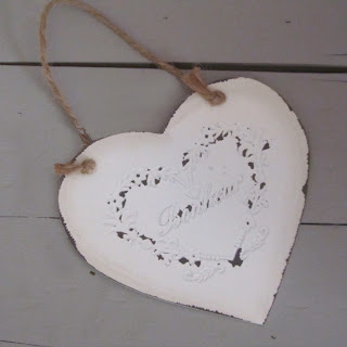 Shabbyy Chic Wooden Heart - Popular example of gorgeous shabby chic home accessories Shabby Chic Home Accessories - Shabby Chic Wooden Heart