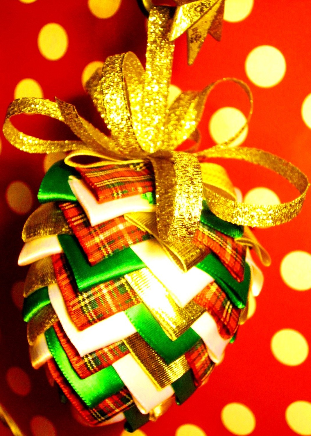 MOMumental Christmas 2011 Ribbon Pinecone Ornament Tutorial