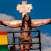 'Representei a dor que sentimos', diz transexual 'crucificada' na Parada Gay