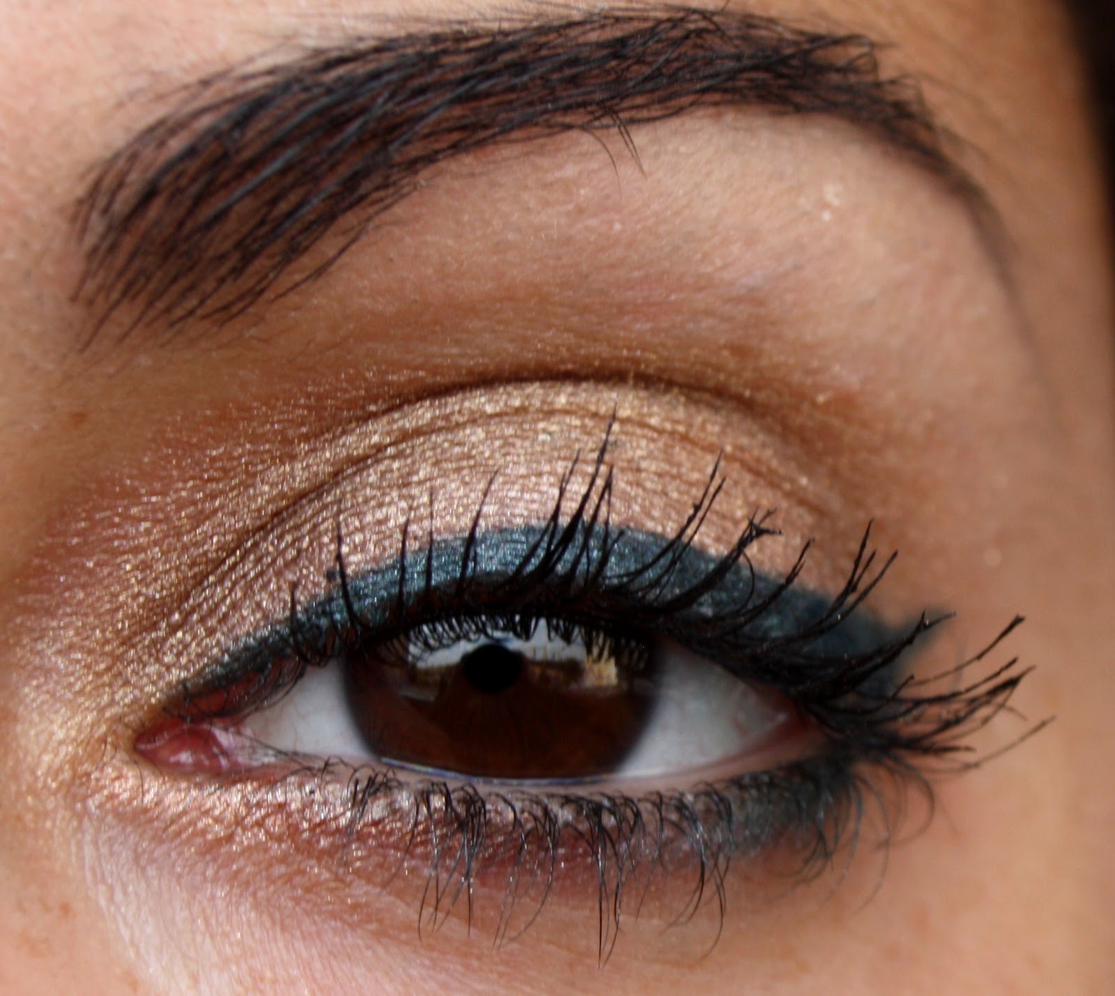 Makeup by Linoa Maquillage d'été eyeliner vert sur fard doré