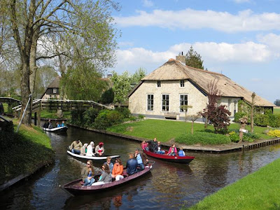 Giethoorn — The Dutch Village With No Roads Can you imagine a village with no roads? There is such a place in the Netherlands called Giethoorn (pronounced 'geethorn'). There are no roads and cars have to remain outside the village. The only access to the stunningly lovely houses in Giethoorn is by water, or on foot over tiny individual wooden bridges.